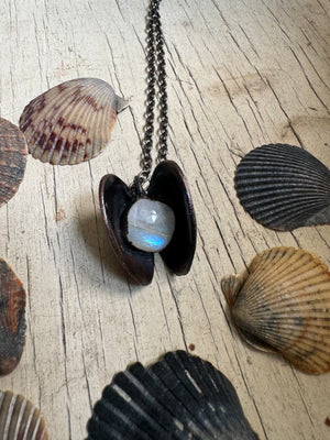 The Clam Pendant