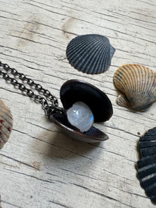 The Clam Pendant