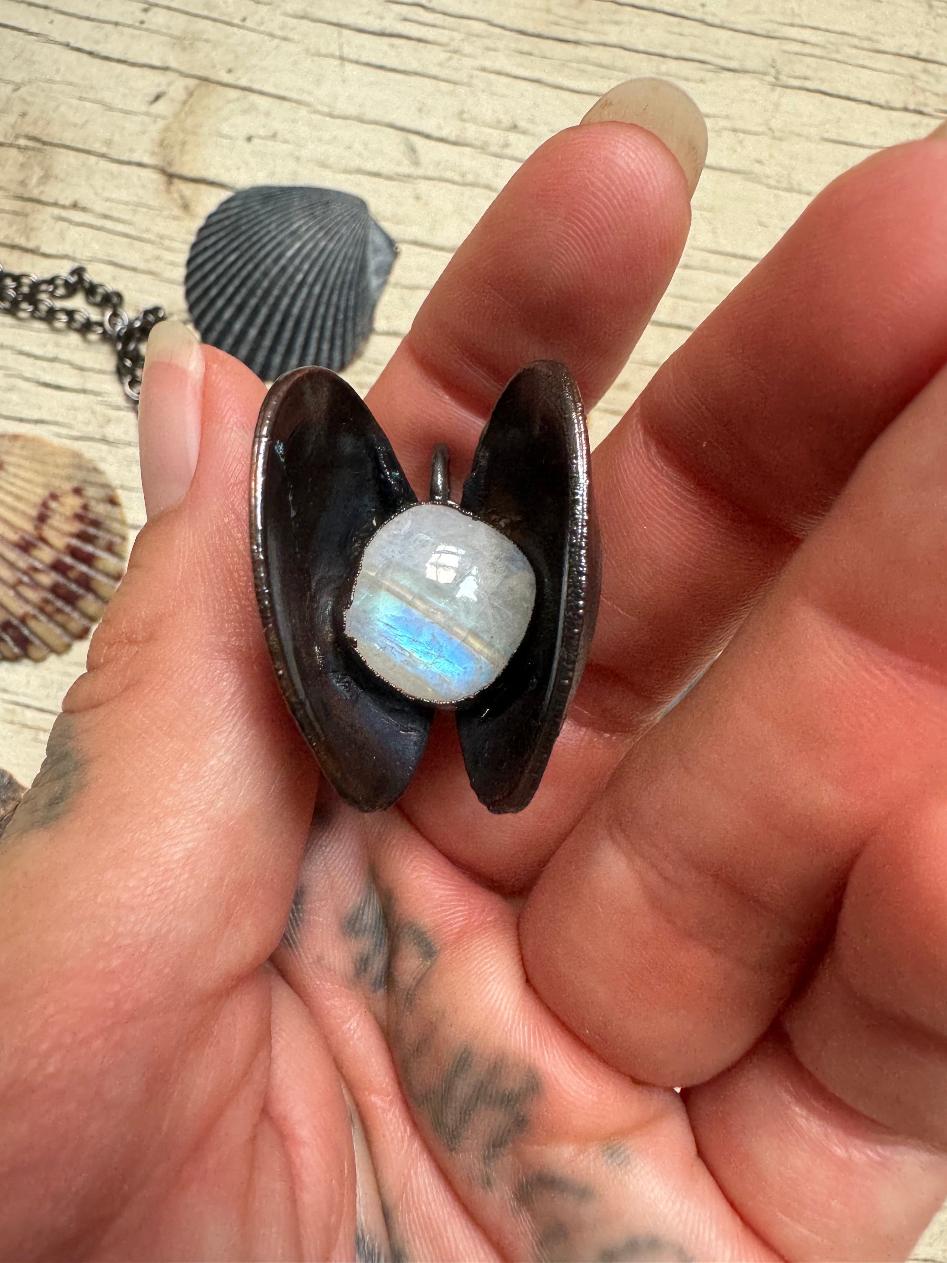 The Clam Pendant